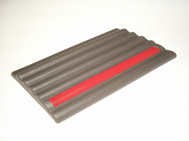 Schutzzierleiste, Kotflügel vorn links, grau mit rotem Streifen - zum Schlieen ins Bild klicken